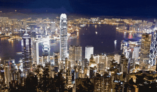 香港维多利亚港夜景发朋友圈文案，港夜景：魅力之港，流光溢彩